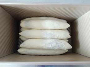 20.摆入吐司盒中，不要求整齐，错开一些成品更加好看
