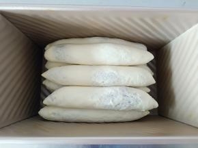 20.摆入吐司盒中，不要求整齐，错开一些成品更加好看
