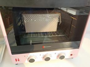 21. 盖保鲜膜，烤箱中放一碗温水，打开发酵功能，发酵至8，9分满，开始预热烤箱，上下管190度
