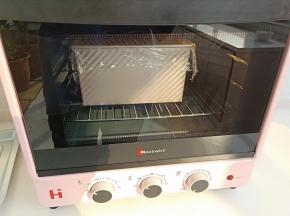 21. 盖保鲜膜，烤箱中放一碗温水，打开发酵功能，发酵至8，9分满，开始预热烤箱，上下管190度
