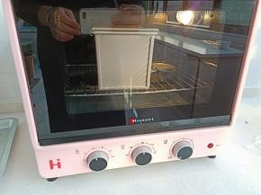 22.盖上盖子，放入烤箱下层，180度烤40分钟左右，出炉后立刻脱模，晾凉后就可以切片了