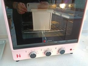 22.盖上盖子，放入烤箱下层，180度烤40分钟左右，出炉后立刻脱模，晾凉后就可以切片了