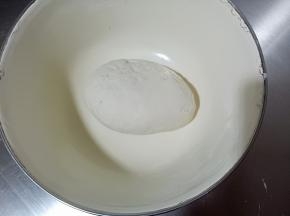 1.提前一天制作中种 ，将中种材料混合均匀揉成团，放保鲜盒，冰箱冷藏17-20小时
