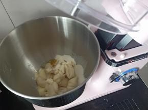 3.将中种切成小块和主面团中除黄油和盐以外的材料放入海氏HM740厨师机中，一档混合成团后转二档打10分钟
