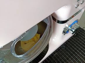 4. 放入软化的黄油和盐，二档打至黄油全部吸收后转三档，这个过程也是10分钟
