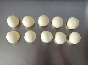 8. 平均分成10份(也可以分8份)，滚圆后盖保鲜膜松弛15分钟
