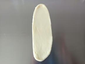 11.取一份擀成牛舌状
