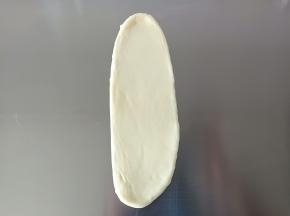 11.取一份擀成牛舌状
