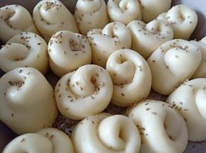 17. 取出表面喷水，撒芝麻，烤箱180度预热
