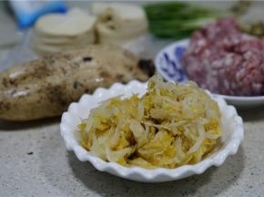 这款菜谱的用料：酸菜一份，鲜肉一分，莲藕一份，葱一份，饺子皮一份。