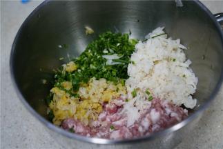 除饺子皮外，其它食材洗剁好，莲藕可用削皮器先削出薄片，然后再切切碎就可以。