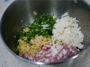 除饺子皮外，其它食材洗剁好，莲藕可用削皮器先削出薄片，然后再切切碎就可以。