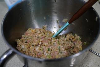 用生抽玉米油鸡精调味，要注意酸菜是带咸味的食材，要注意盐及生抽的用量。加好味之后，拌至肉馅上劲。