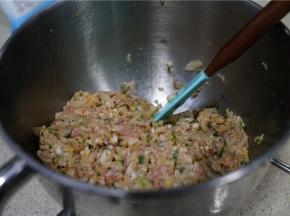 用生抽玉米油鸡精调味，要注意酸菜是带咸味的食材，要注意盐及生抽的用量。加好味之后，拌至肉馅上劲。