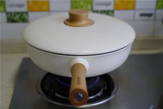 开火先小火煎烙至饺子底面微微发干。