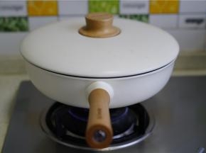 开火先小火煎烙至饺子底面微微发干。