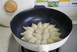 焖至快要收汁的时候开盖子，轻轻晃锅至完全收汁，然后不要着急出锅，再继续煎烙至饺子底面酥脆又香。前几天朋友有私信问这是什么锅，朋友们可以做个参考，这是时下超好用的轻奢派不粘锅，可无油煎烙。