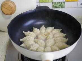 焖至快要收汁的时候开盖子，轻轻晃锅至完全收汁，然后不要着急出锅，再继续煎烙至饺子底面酥脆又香。前几天朋友有私信问这是什么锅，朋友们可以做个参考，这是时下超好用的轻奢派不粘锅，可无油煎烙。