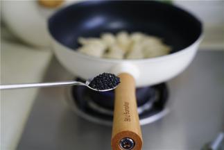 煎好之后，加入烤好的黑芝麻提个香就可以。