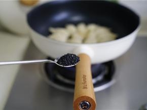 煎好之后，加入烤好的黑芝麻提个香就可以。