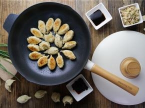 朋友们喜欢可以试一下，底面的脆黄度还是很不错得呢，看着好像油量很多，其实煎这款饺子的时候，我就只加入了半茶匙的油量，用这款轻奢派不粘锅的好处就是可以做到无油或是少油煎烙哦。