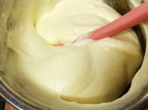 混合好的蛋糕糊细腻有光泽