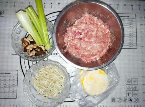 猪肉肥瘦2:8剁成肉馅，加入盐、生抽、蚝油、麻油，淀粉、水搅拌上筋！！放冰箱冷藏1小时左右