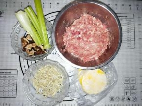 猪肉肥瘦2:8剁成肉馅，加入盐、生抽、蚝油、麻油，淀粉、水搅拌上筋！！放冰箱冷藏1小时左右