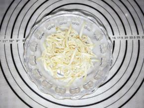 银鱼干或虾皮倒入温水，加入2大勺料酒浸泡30分钟，泡软，沥干水份