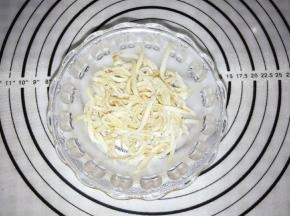 银鱼干或虾皮倒入温水，加入2大勺料酒浸泡30分钟，泡软，沥干水份