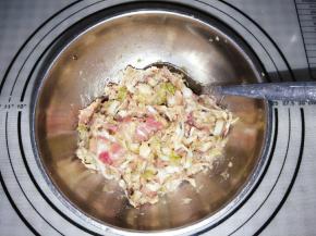 冬菇西芹打碎、加入猪绞肉和银鱼或虾皮混合均匀