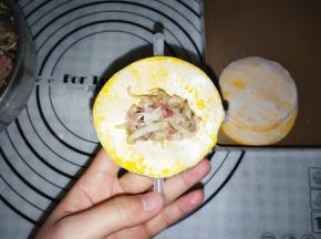 非常推荐这个包饺子的神器，手残党也可以做出完美的形状。神器放上饺子皮，放入一勺肉馅