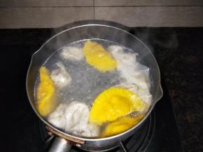 锅里烧水加入适量的油和盐，煮至饺子浮起，再煮1分钟左右即可，根据自己的口味加入调料