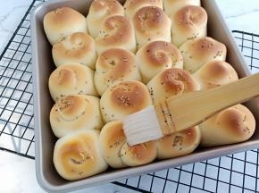 19. 取出表面刷一层蜂蜜水后立刻脱模
