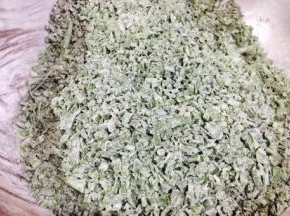 分三次，每次放入一把面粉，把它们和匀，和好后每粒韭菜都沾上了一层薄薄的面粉。
