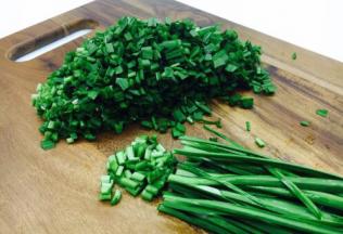 把韭菜切成5mm的小粒。