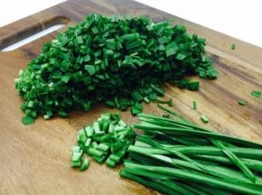把韭菜切成5mm的小粒。