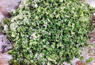 最后再撒一把面粉，把它们和匀，让面粉裹住蛋液。