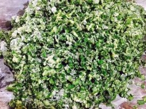 最后再撒一把面粉，把它们和匀，让面粉裹住蛋液。