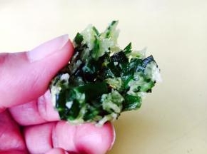 韭菜小丸子外焦里嫩，很诱人。
