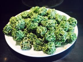 一大盘子香喷喷的韭菜小丸子。