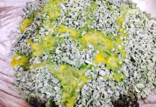 倒入鸡蛋液，把它们和匀。