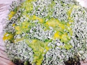 倒入鸡蛋液，把它们和匀。