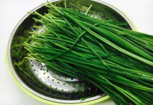 把摘好的韭菜放入淡碱水里浸泡20分钟，清洗干净，沥干水分备用。