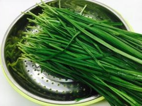 把摘好的韭菜放入淡碱水里浸泡20分钟，清洗干净，沥干水分备用。