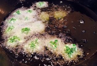 刚刚放入小丸子时，小丸子会沉下去，约20秒左右小丸子就会漂上来。