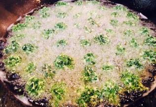 小丸子还需要复炸一遍，开大火，当油温升到四层热时放入所有的小丸子，改中小火，炸约1分钟左右，用笊篱捞出，小丸子有沙沙的脆声表示已经炸好，然后捞出来。