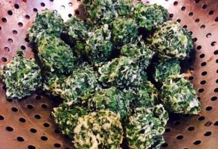 把漂上来的丸子捞上来，放在笊篱里沥油。