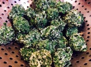 把漂上来的丸子捞上来，放在笊篱里沥油。