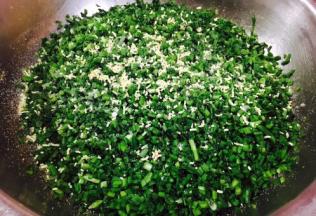 放入1勺盐，1勺鸡精，1勺十三香粉。